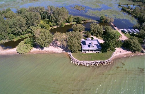 Amherstburg Cabin | Majestic Lake Erie Cabin Ideal for a Group Getaway in Ontario