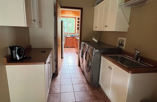 Juan de Fuca Electoral Area Cottage | Malahat Fairyland Cottage