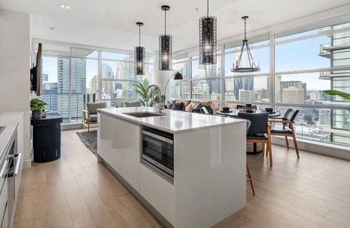 Victoria Park Apartment | Manhattan Right Next to Stampede Grounds! DT