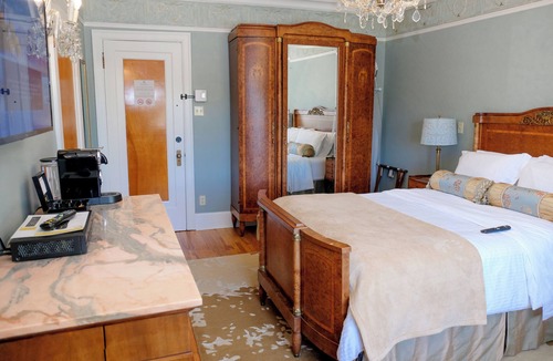 Montebello House | Manoir Chamberland (Adults Only, No Pets)