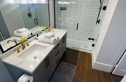 Kitsilano Hotel | Maple beach house Garden suite