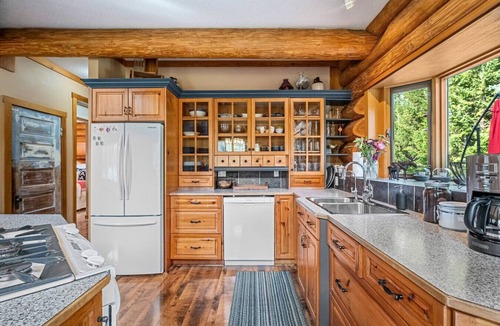 Invermere Cabin | Maple & Moose | Hot Tub | Yard | Mountain Views