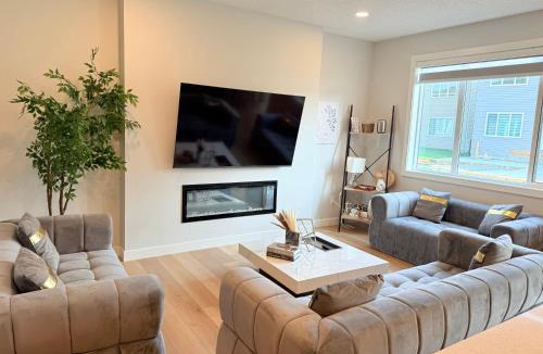 Southeast Edmonton House | Maple Retreat Sleeps 14 5 Beds Themed Bdrm