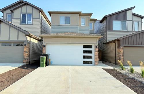 Southeast Edmonton House | Maple Retreat Sleeps 14 5 Beds Themed Bdrm