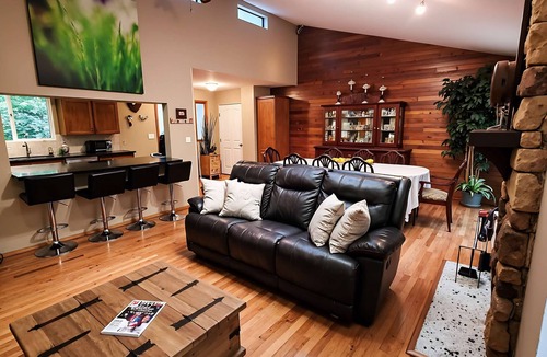 Maple Ridge House | Marin Riverside Lodge