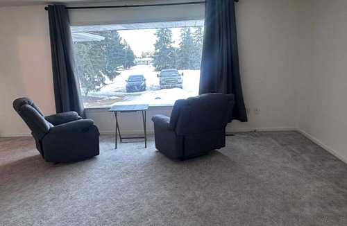 Jasper Place House | Master Bedroom w/Private 0.5 Bath – 10 Min Walk to Shops & Transit - Room No.1