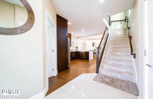 Mayfield Apartment | Mayfield Manor - Hot Tub - KingBed - FireTable - BBQ - Wifi