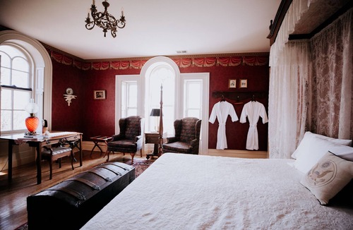 Orange Bed & Breakfast | Mayhurst Inn