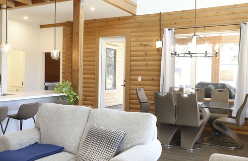 Central Okanagan Resort | McCulloch Lake Resort -Chalet 2 PRIVATE HOTTUB, 4 Bedroom, 2 Livingroom, 3 Bath