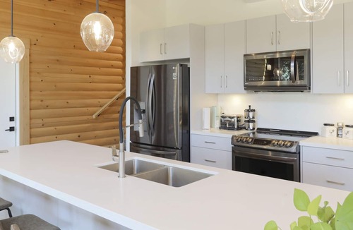 Central Okanagan Resort | McCulloch Lake Resort -Chalet 2 PRIVATE HOTTUB, 4 Bedroom, 2 Livingroom, 3 Bath
