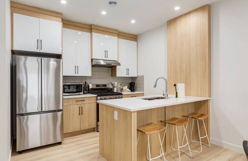 Shaganappi House | "Mint & Mahogany" 3bdrm-close to C-Train!