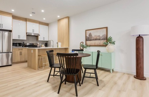 Shaganappi House | "Mint & Mahogany" 3bdrm-close to C-Train!