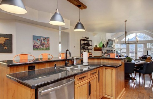 Town Centre Condo | Mistaya Suite | Stylish Downtown Penthouse