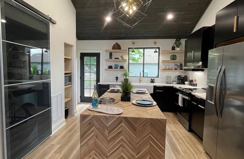 Cramerton House | Mod/2BR fire pit+corn hole+bikes+private golf+gym+pass. Close to CLT
