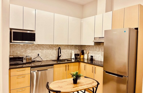 North Vancouver Apartment | Modern 1 Bedroom Apartment - Seabus to World Cup