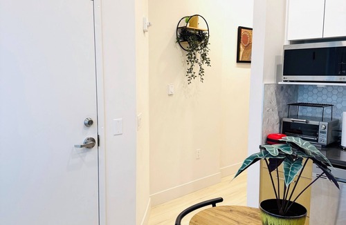 North Vancouver Apartment | Modern 1 Bedroom Apartment - Seabus to World Cup