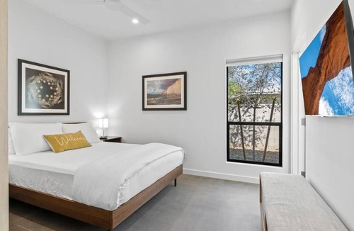 Camelback East Apartment | Modern 1-bedroom Apartment - 80 Walkscore!