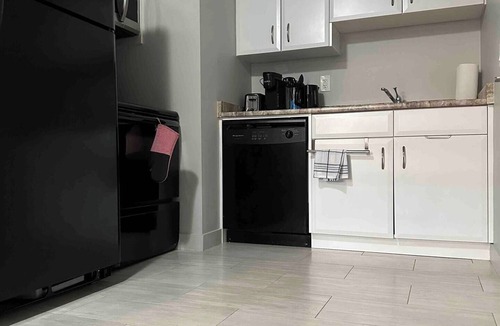 Evanston Apartment | Modern 1-Bedroom Suite | Comfort & Convenience | Central location | Cozy