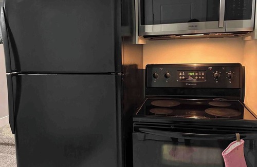 Evanston Apartment | Modern 1-Bedroom Suite | Comfort & Convenience | Central location | Cozy