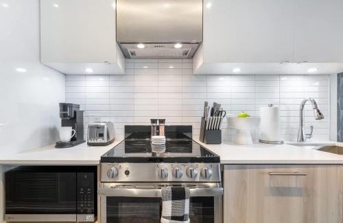 Garden District Apartment | Modern 1BR Designer Condo Sleeps 4