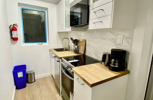 West Bend Apartment | Modern 2 bedroom apartment next to Dundas West Station