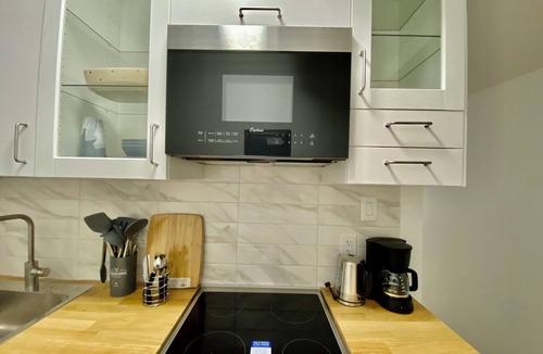 West Bend Apartment | Modern 2 bedroom apartment next to Dundas West Station