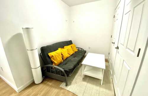 West Bend Apartment | Modern 2 bedroom apartment next to Dundas West Station