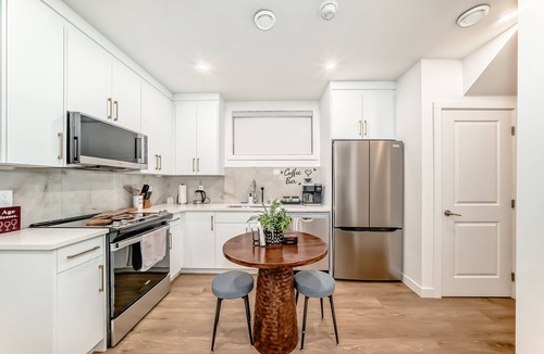 Calgary Apartment | Modern 2 Bedroom Suite Near YYC Airport - Sleeps 4
