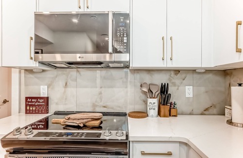 Calgary Apartment | Modern 2 Bedroom Suite Near YYC Airport - Sleeps 4
