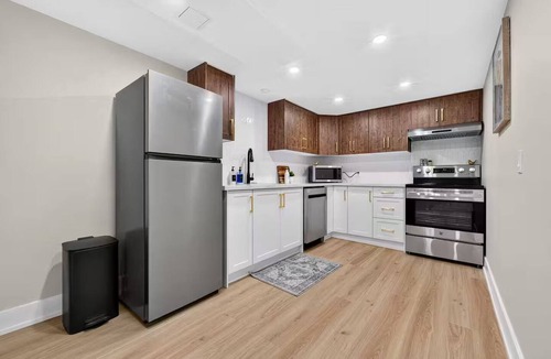Whitby House | Modern 2 King Suite Parking DT Whitby