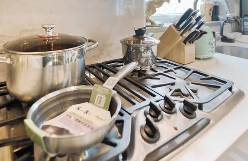 Sunset House | Modern 2BR 2BA Vancouver Suite