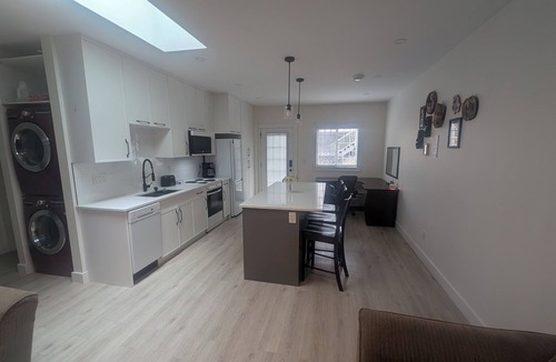 Saanich East House | Modern 2BR Garden Suite Near Downtown Victoria