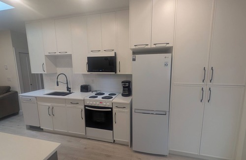 Saanich East House | Modern 2BR Garden Suite Near Downtown Victoria