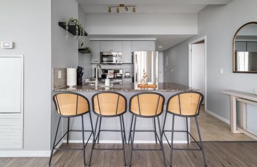 Bay Cloverhill Apartment | Modern 2BR Haven Luxury Stay in Financial Dist