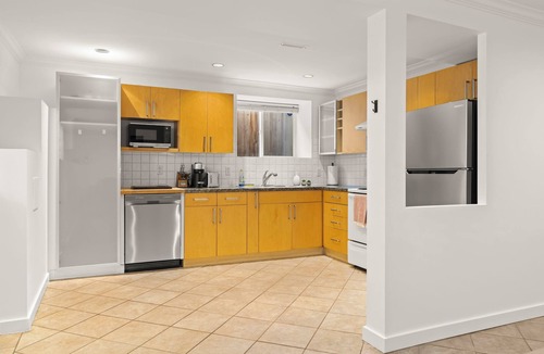Dunbar House | Modern 2BR near UBC, 10 min to downtown, sleeps 6 with parking