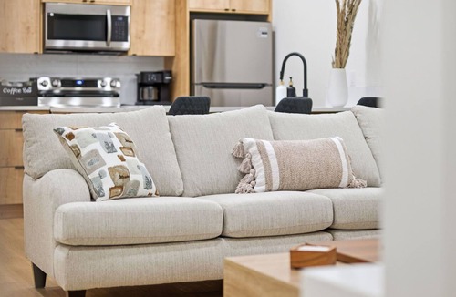 Rosscarrock House | Modern 3BR Family Suite Downtown King Bed Parking