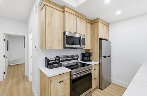 Rosscarrock House | Modern 3BR Family Suite Downtown King Bed Parking