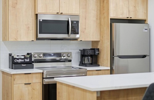 Rosscarrock House | Modern 3BR Family Suite Downtown King Bed Parking