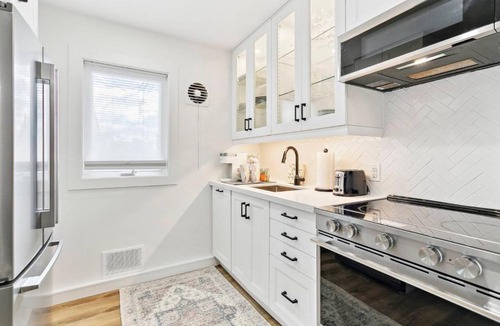Cooksville House | Modern 3BR Home, Minutes to Lake & Port Credit