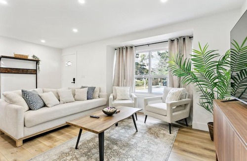 Cooksville House | Modern 3BR Home, Minutes to Lake & Port Credit