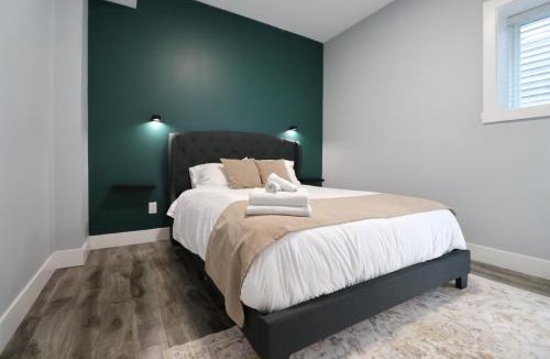 Mission House | Modern 3BR - Patio - Fireplace - Self Check-in