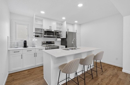 Division No. 11 House | Modern 3BR Townhome ★ Garage ★ Self Check-In ★ Workspace