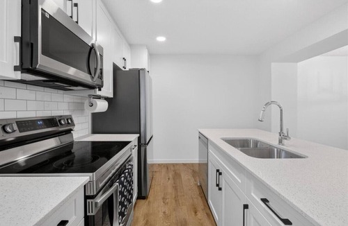 Division No. 11 House | Modern 3BR Townhome ★ Garage ★ Self Check-In ★ Workspace