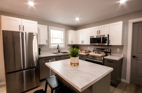 Grafton House | Modern 4 bedroom, 2 living room overlooking creek