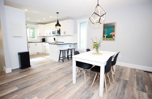 Pincher Creek House | Modern 4-Bedroom Close to the Ski Hill