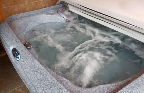 Waubaushene House | Modern 4BR Cottage, Hot Tub & Sauna on Tay Trail