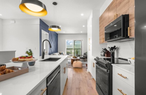 Canmore Villa | Modern 4BR Mountain Retreat. Balcony, BBQ near DT