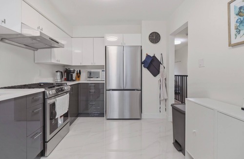 Marpole House | Modern 5Bdrm House, Close to Airport & Skytrain&Shops!