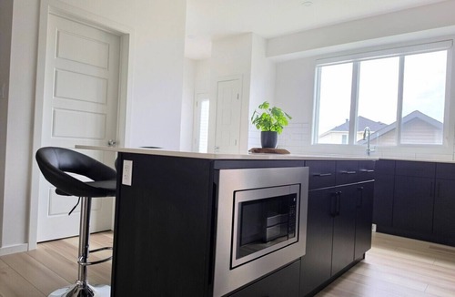 Southwest Edmonton House | Modern 5BR Executive Home with Private Gym Space | Sleeps 10 | SW Edmonton