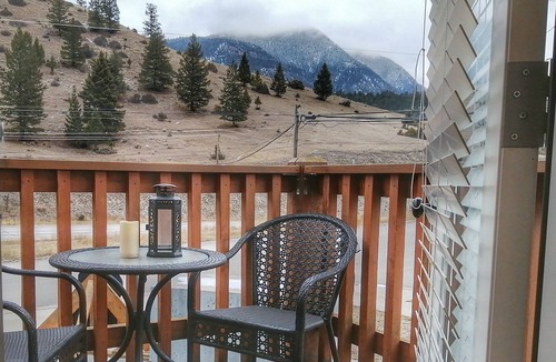 Radium Hot Springs Apartment | Modern and Bright 2BDR/2BR Condo with Mountain Views